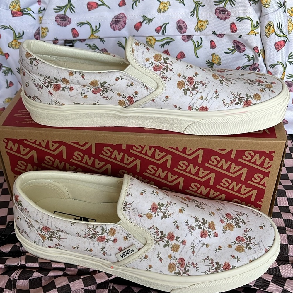 Vans WMNS Classic Slip-On (Vintage) Floral/Marshmal
VN0A38F7VMR
Sneakers - Picture 1 of 16
